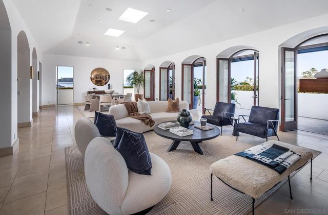 7970 Roseland Dr, La Jolla, CA 92037