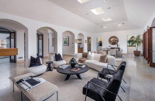 7970 Roseland Dr, La Jolla, CA 92037