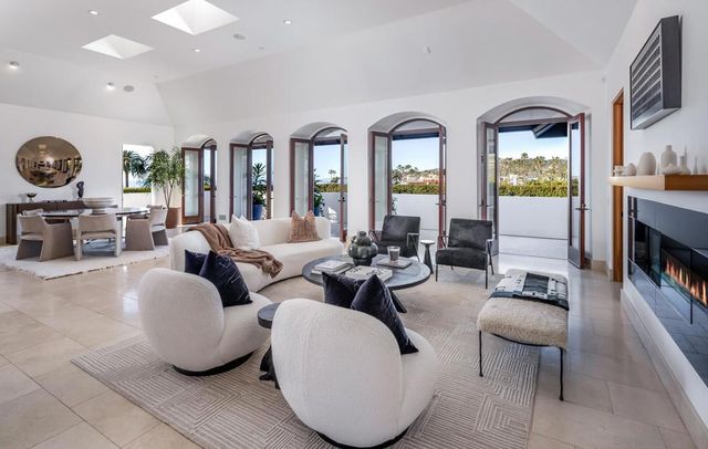 7970 Roseland Dr, La Jolla, CA 92037