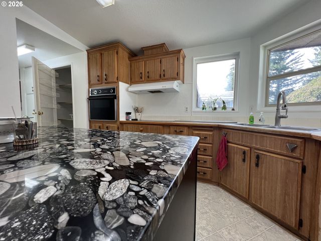 16063 DRIFTWOOD Ln 10, Brookings, OR 97415