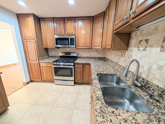 9588 Terrace Place 1F, Des Plaines, IL 60016