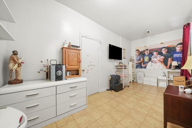 3927 W 56TH Street, Chicago, IL 60629