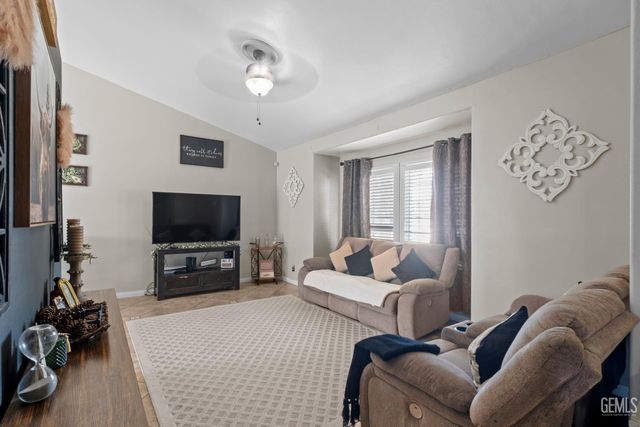 6008 Cliffwood Way, Bakersfield, CA 93306