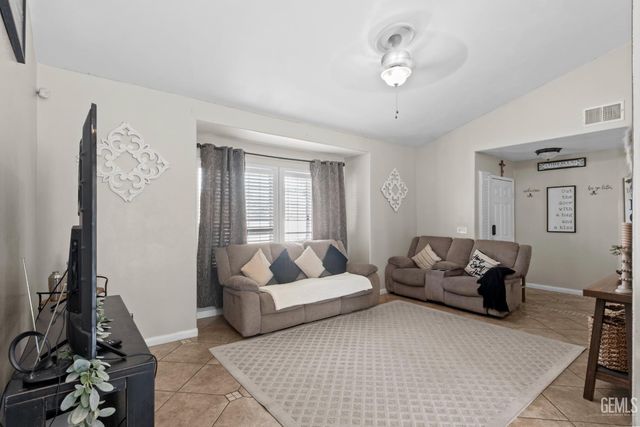 6008 Cliffwood Way, Bakersfield, CA 93306