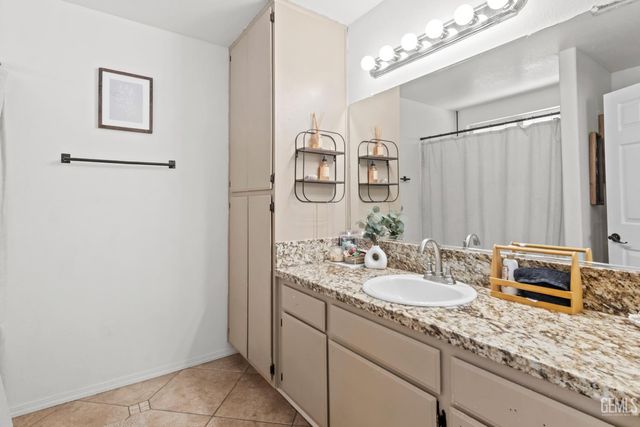 6008 Cliffwood Way, Bakersfield, CA 93306