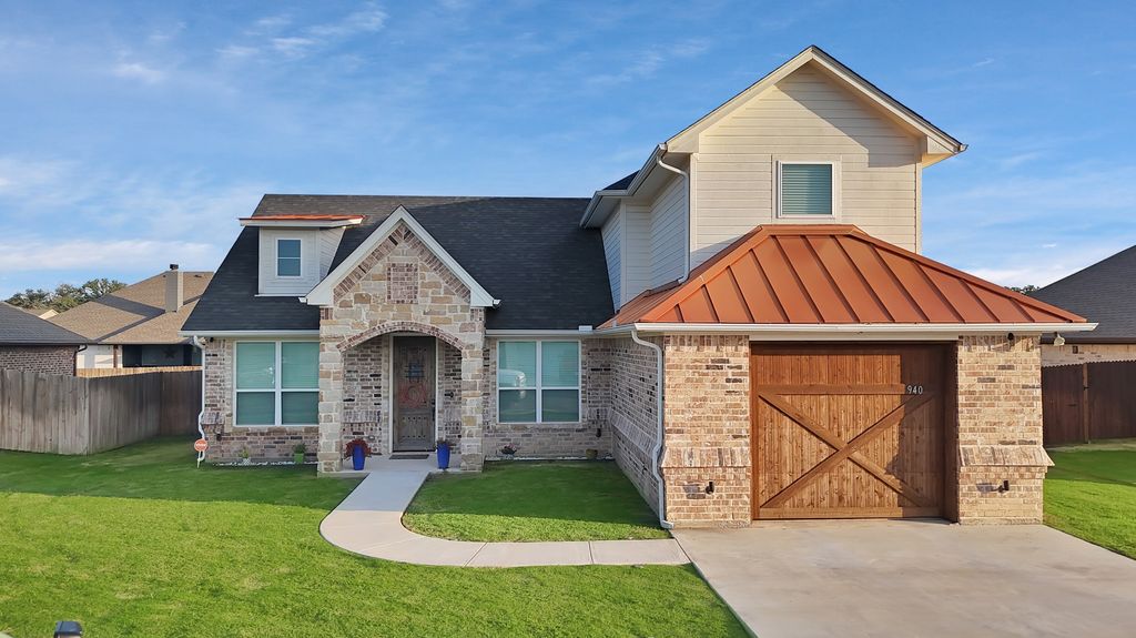 940 E 5th Street, Springtown, TX 76082