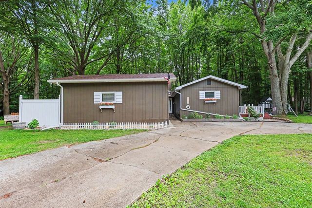 17700 Thornapple Drive, Spring Lake, MI 49456