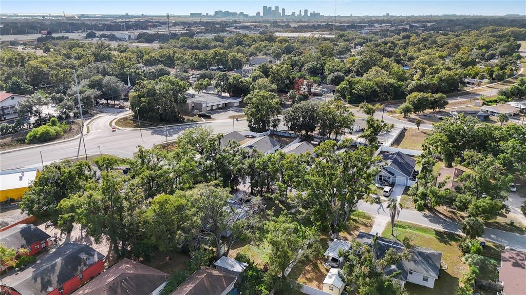 Image 4 of property listing at 3013 N 48TH STREET 1/2, Tampa, FL 33605