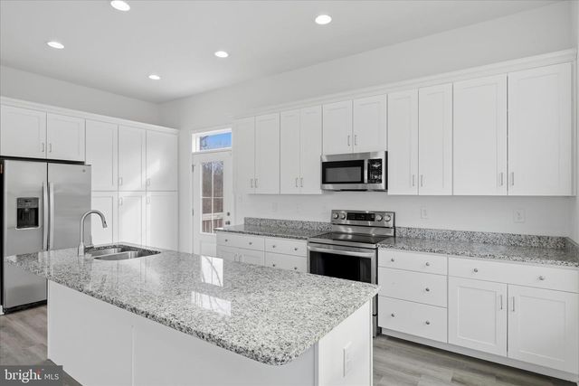 16 CILANTRO LN, Bunker Hill, WV 25413