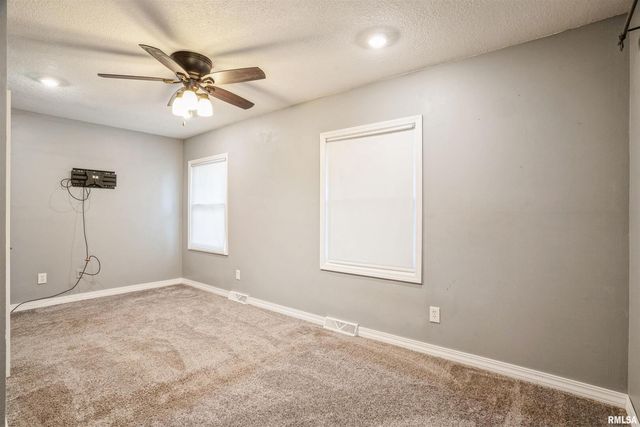 865 14TH Avenue NW, Clinton, IA 52732