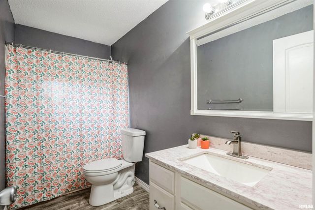 865 14TH Avenue NW, Clinton, IA 52732