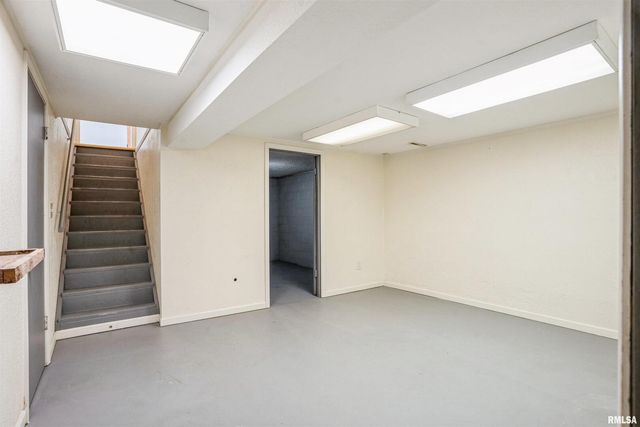 865 14TH Avenue NW, Clinton, IA 52732