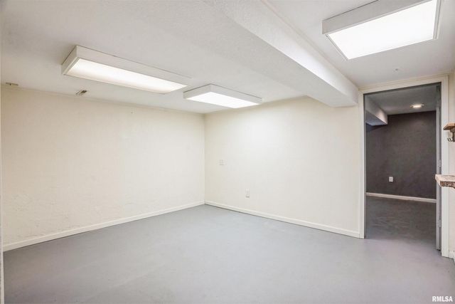 865 14TH Avenue NW, Clinton, IA 52732