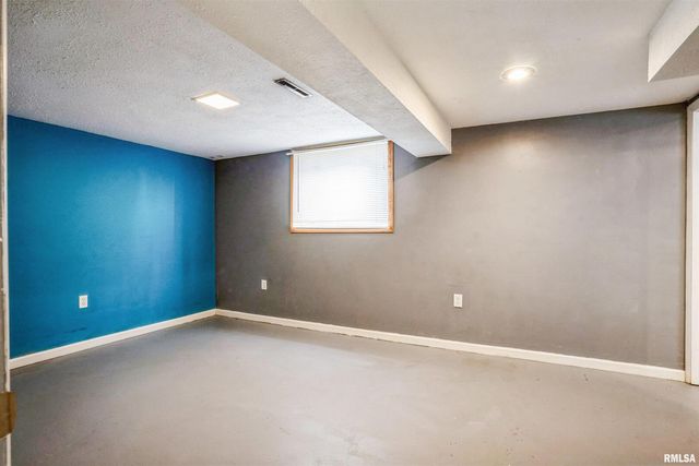 865 14TH Avenue NW, Clinton, IA 52732