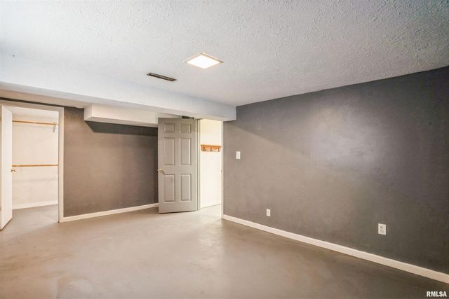 865 14TH Avenue NW, Clinton, IA 52732