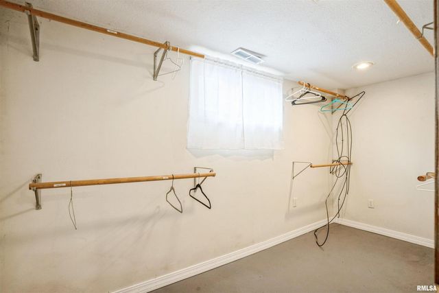 865 14TH Avenue NW, Clinton, IA 52732