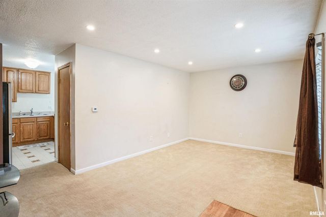 865 14TH Avenue NW, Clinton, IA 52732