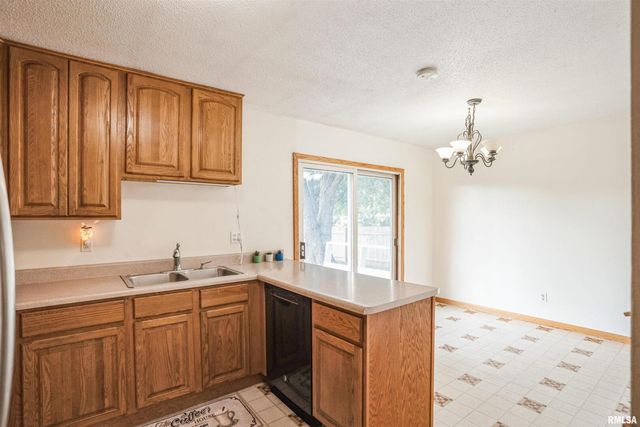 865 14TH Avenue NW, Clinton, IA 52732