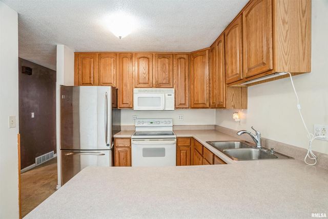 865 14TH Avenue NW, Clinton, IA 52732