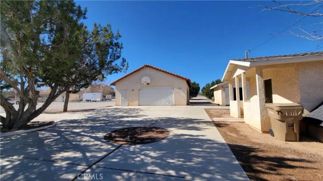 8756 Oakwood Avenue, Hesperia, CA 92345
