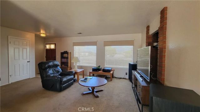 8756 Oakwood Avenue, Hesperia, CA 92345