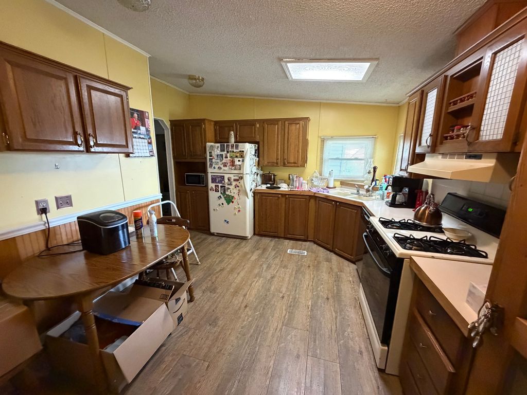 Image 6 of property listing at 2041 mills cart Road, Salem, IL 62881