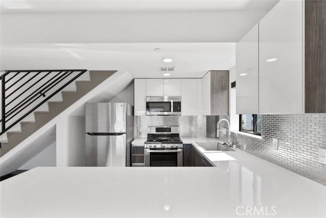 178 Alexandria Avenue, Los Angeles, CA 90004