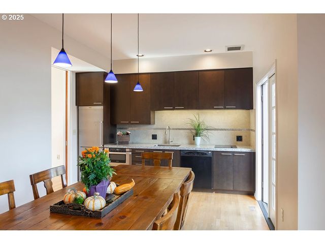 2617 Nw THURMAN St, Portland, OR 97210