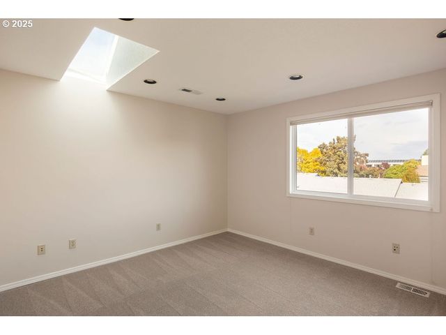 2617 Nw THURMAN St, Portland, OR 97210