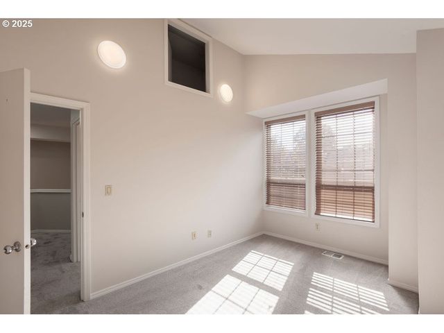 2617 Nw THURMAN St, Portland, OR 97210