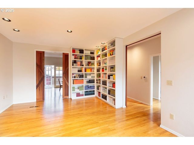 2617 Nw THURMAN St, Portland, OR 97210