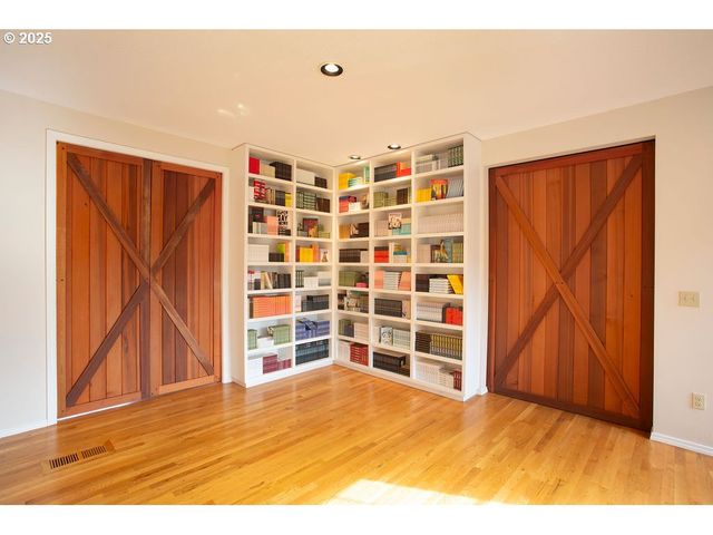 2617 Nw THURMAN St, Portland, OR 97210