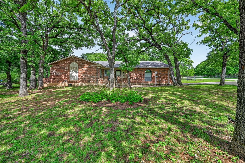 745 Carol Lane, Burleson, TX 76028