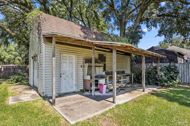 5896 Moss Ln, Pensacola, FL 32505