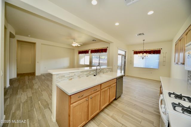2075 W Demetrie Canyon Drive, Green Valley, AZ 85622