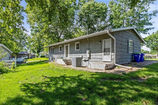 8422 W 68th Terrace, Overland Park, KS 66212