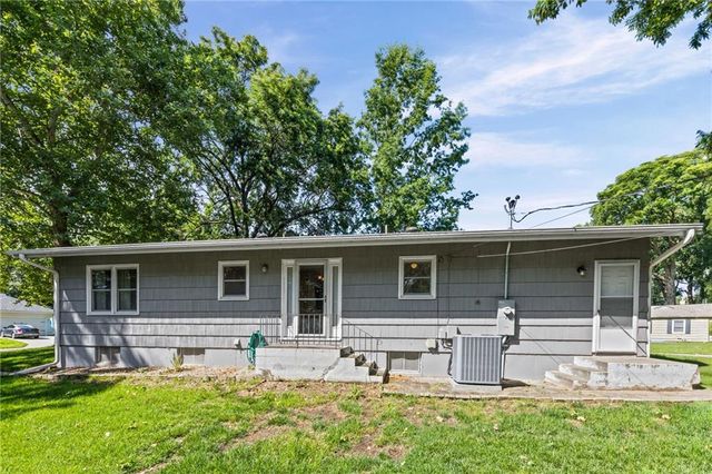 8422 W 68th Terrace, Overland Park, KS 66212