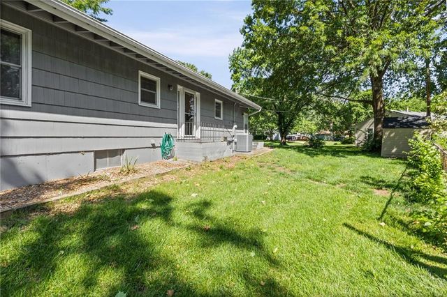 8422 W 68th Terrace, Overland Park, KS 66212