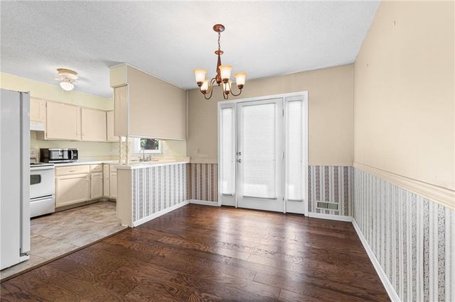 8422 W 68th Terrace, Overland Park, KS 66212