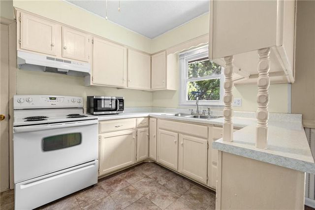 8422 W 68th Terrace, Overland Park, KS 66212