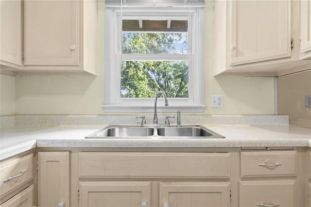 8422 W 68th Terrace, Overland Park, KS 66212
