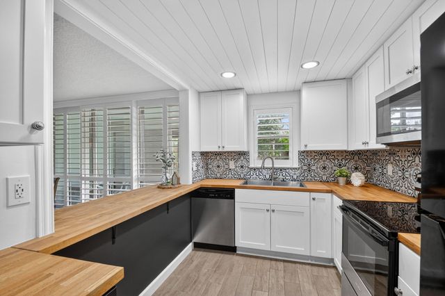 500 Davis Road 37, Palm Springs, FL 33461