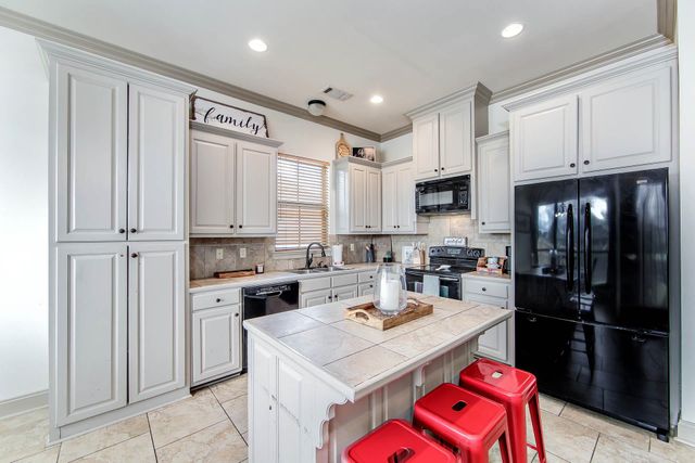 176 Lake Howard Avenue, Thibodaux, LA 70301