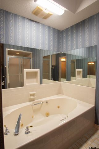 5900 Stoneleigh Dr, Tyler, TX 75703