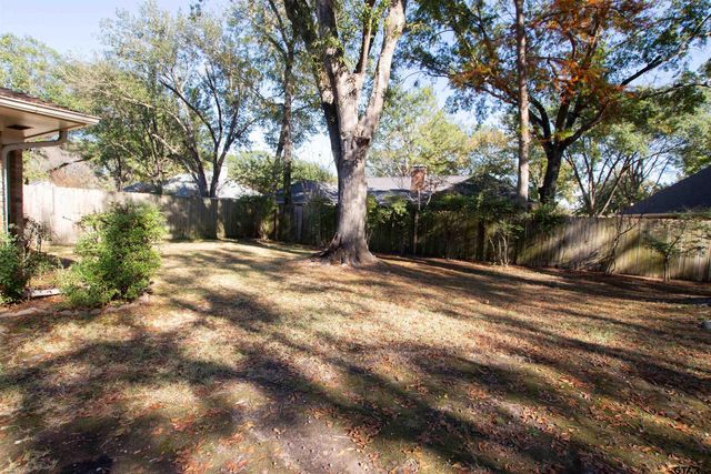 5900 Stoneleigh Dr, Tyler, TX 75703