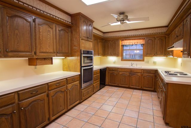 5900 Stoneleigh Dr, Tyler, TX 75703