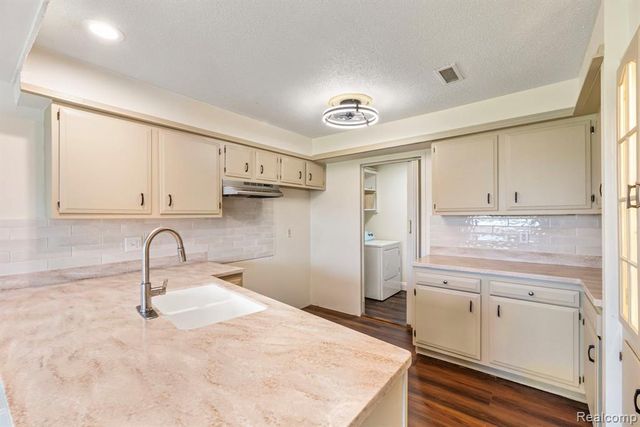 1680 Cliffs Landing 302E, Ypsilanti, MI 48198