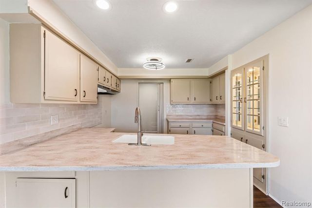 1680 Cliffs Landing 302E, Ypsilanti, MI 48198