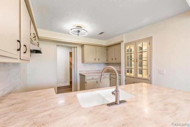 1680 Cliffs Landing 302E, Ypsilanti, MI 48198