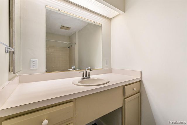 1680 Cliffs Landing 302E, Ypsilanti, MI 48198